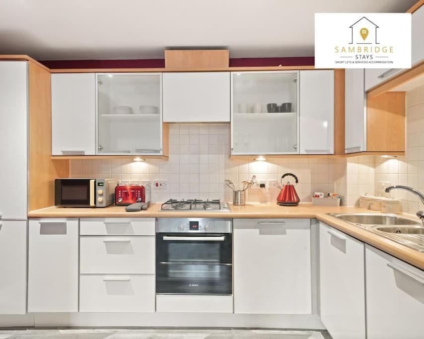 Aylesbury Central - 2 Bedroom Serviced Apt In Aylesbury By Sambridge Stays BUCKINGHAMSHIRE Kültér fotó